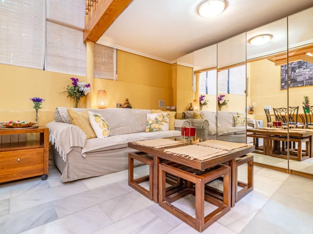 Sala d'estar de Dúplex en venda en  Madrid Capital amb Terrassa, Moblat i Balcó