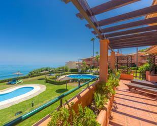 Jardí de Casa adosada en venda en Manilva amb Terrassa i Piscina comunitària