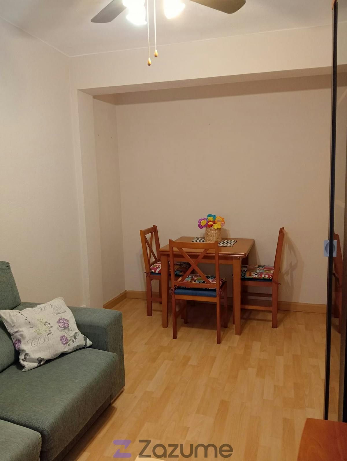 Menjador de Pis de lloguer en  Zaragoza Capital amb Calefacció, Parquet i Moblat