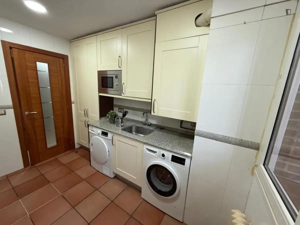 Cuina de Apartament per a compartir en Fuenlabrada amb Aire condicionat, Moblat i Forn