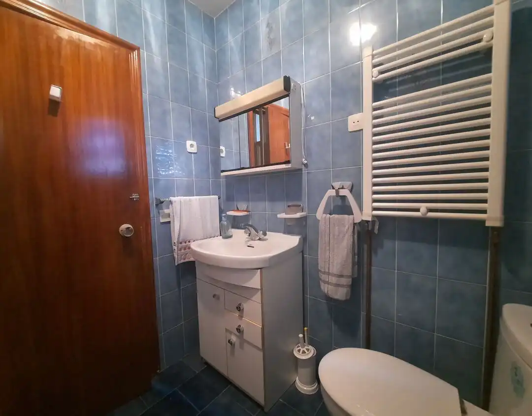 Baño de Casa adosada en venta en Escalona con Aire acondicionado, Calefacción y Jardín privado