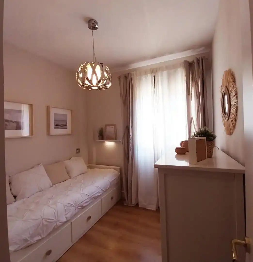Dormitori de Pis de lloguer en Madrid amb Parquet, Piscina i Moblat