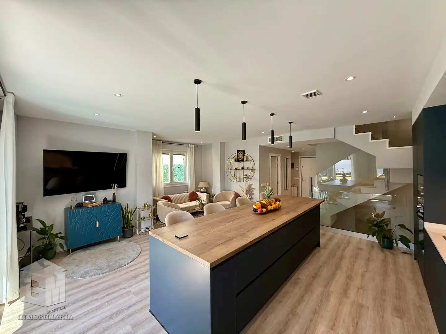 Wohnzimmer von Einfamilien-Reihenhaus zum Verkauf in Arroyomolinos (Madrid) mit Klimaanlage, Heizung und Privatgarten
