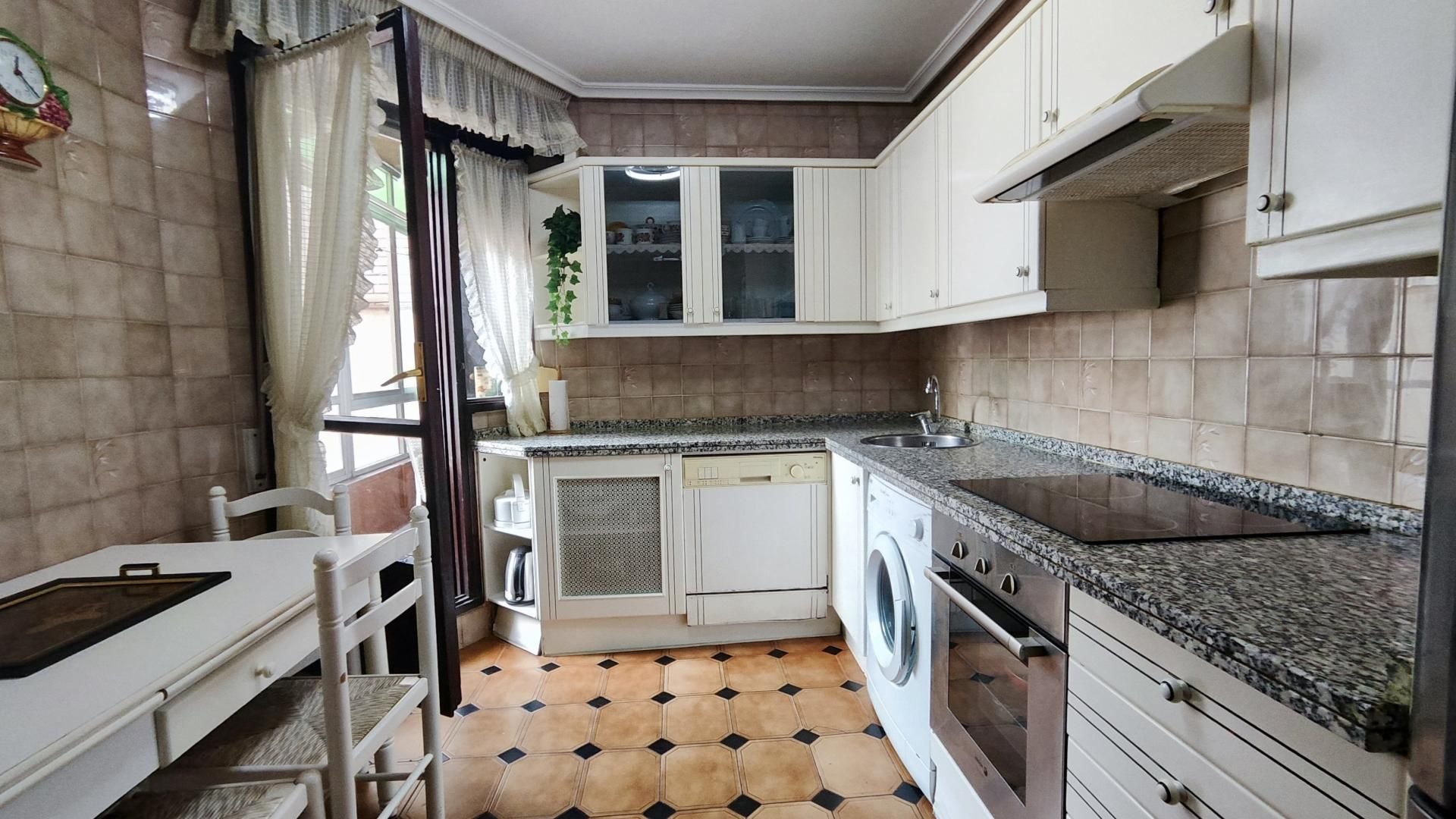 Cuina de Pis en venda en León Capital  amb Calefacció i Terrassa