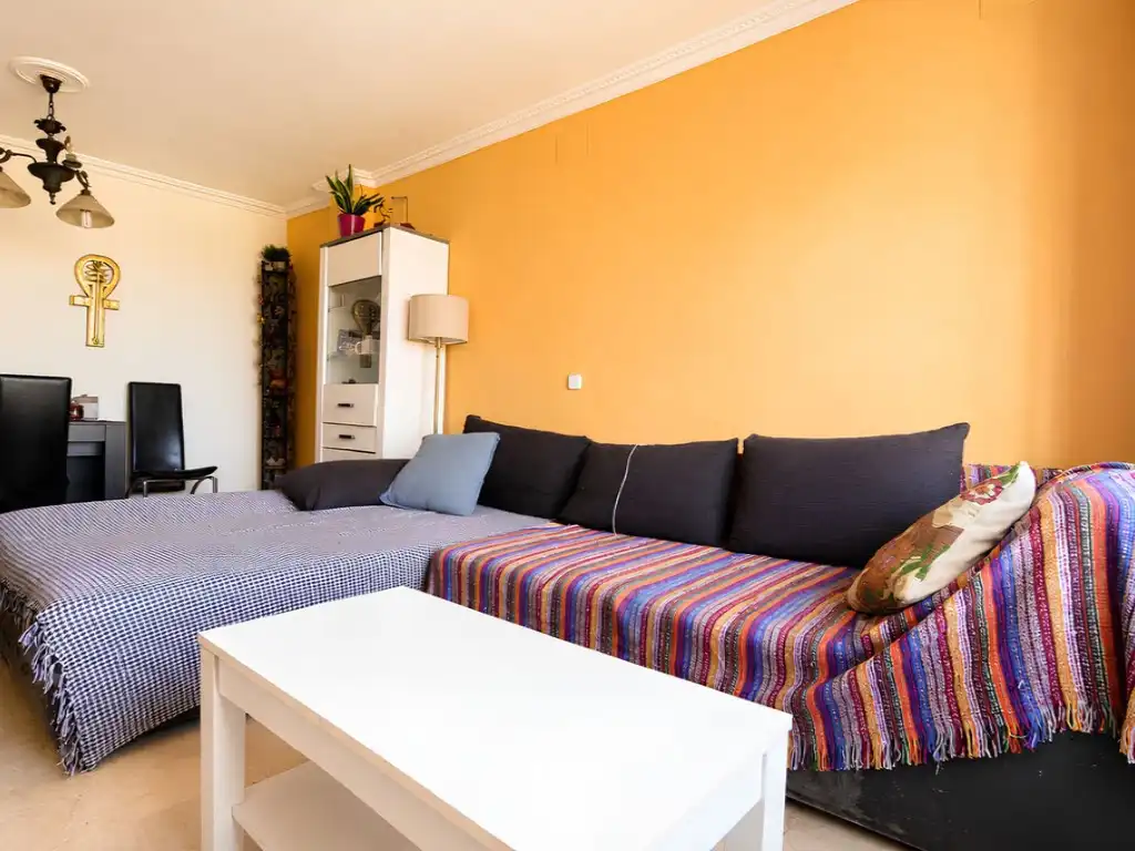 Sala de estar de Casa adosada en venta en Benalmádena con Aire acondicionado, Jardín privado y Amueblado