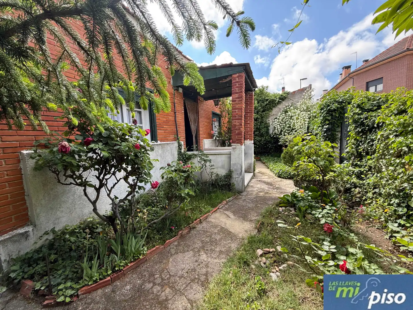 Vista exterior de Casa o chalet en venta en Valladolid con Jardín privado, Parquet y Terraza