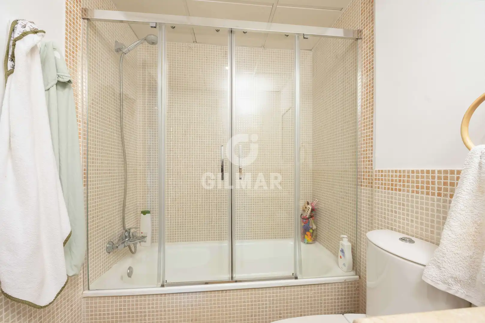Badezimmer von Einfamilien-Reihenhaus zum Verkauf in Tarifa mit Heizung, Privatgarten und Schwimmbad