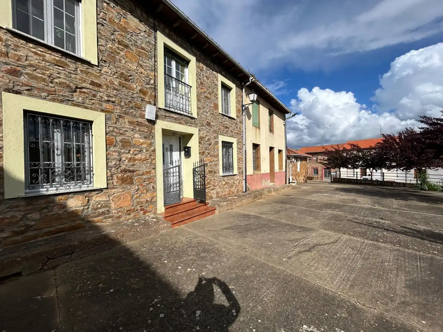 Vista exterior de Casa o xalet en venda en Ayoó de Vidriales amb Calefacció i Terrassa