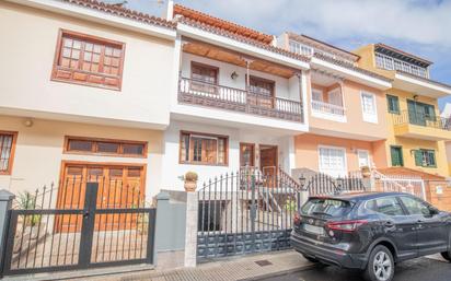 Vista exterior de Casa adosada en venda en La Orotava amb Jardí privat, Terrassa i Traster