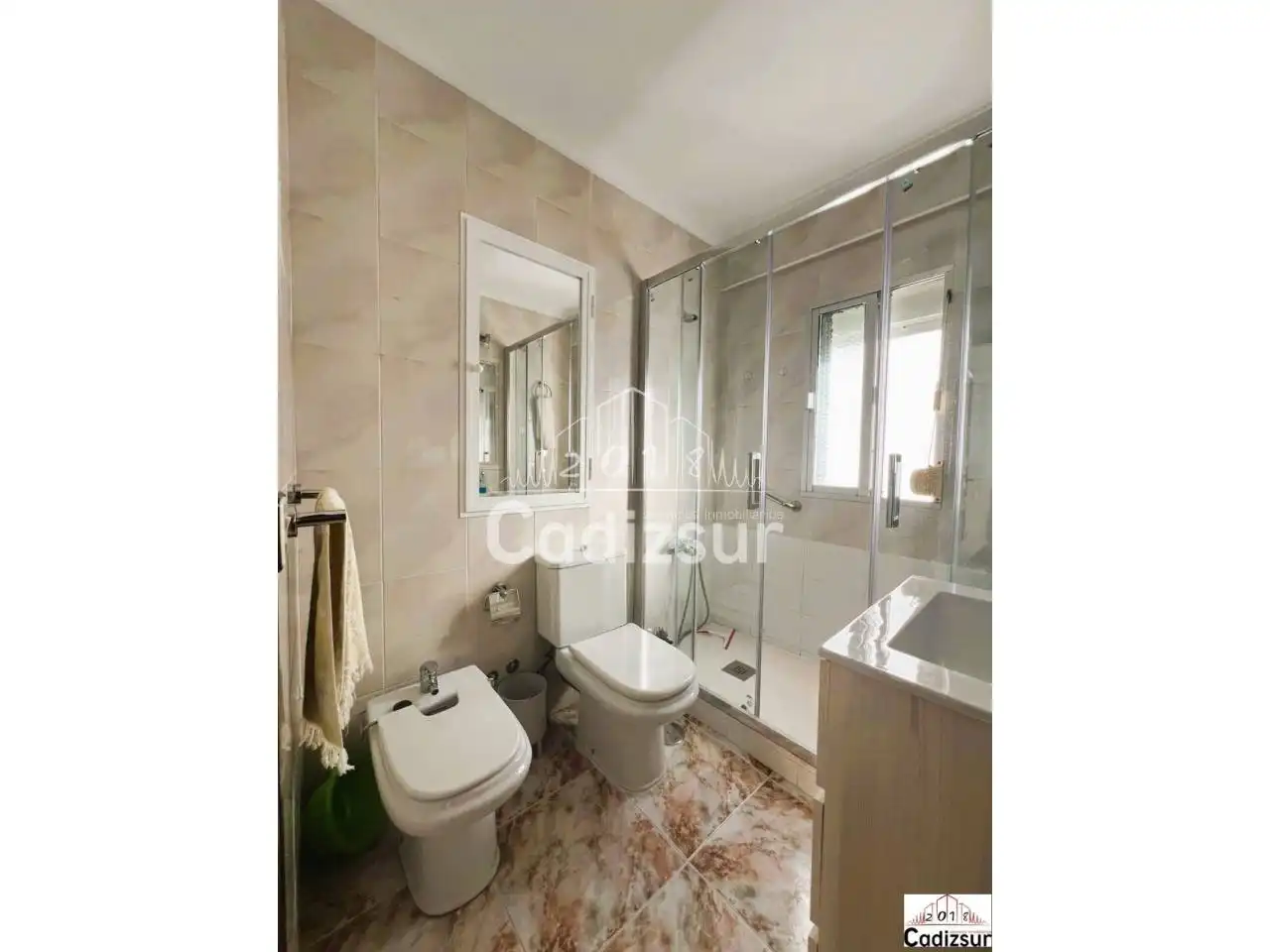 Badezimmer von Wohnungen zum Verkauf in Cádiz mit Klimaanlage und Alarm