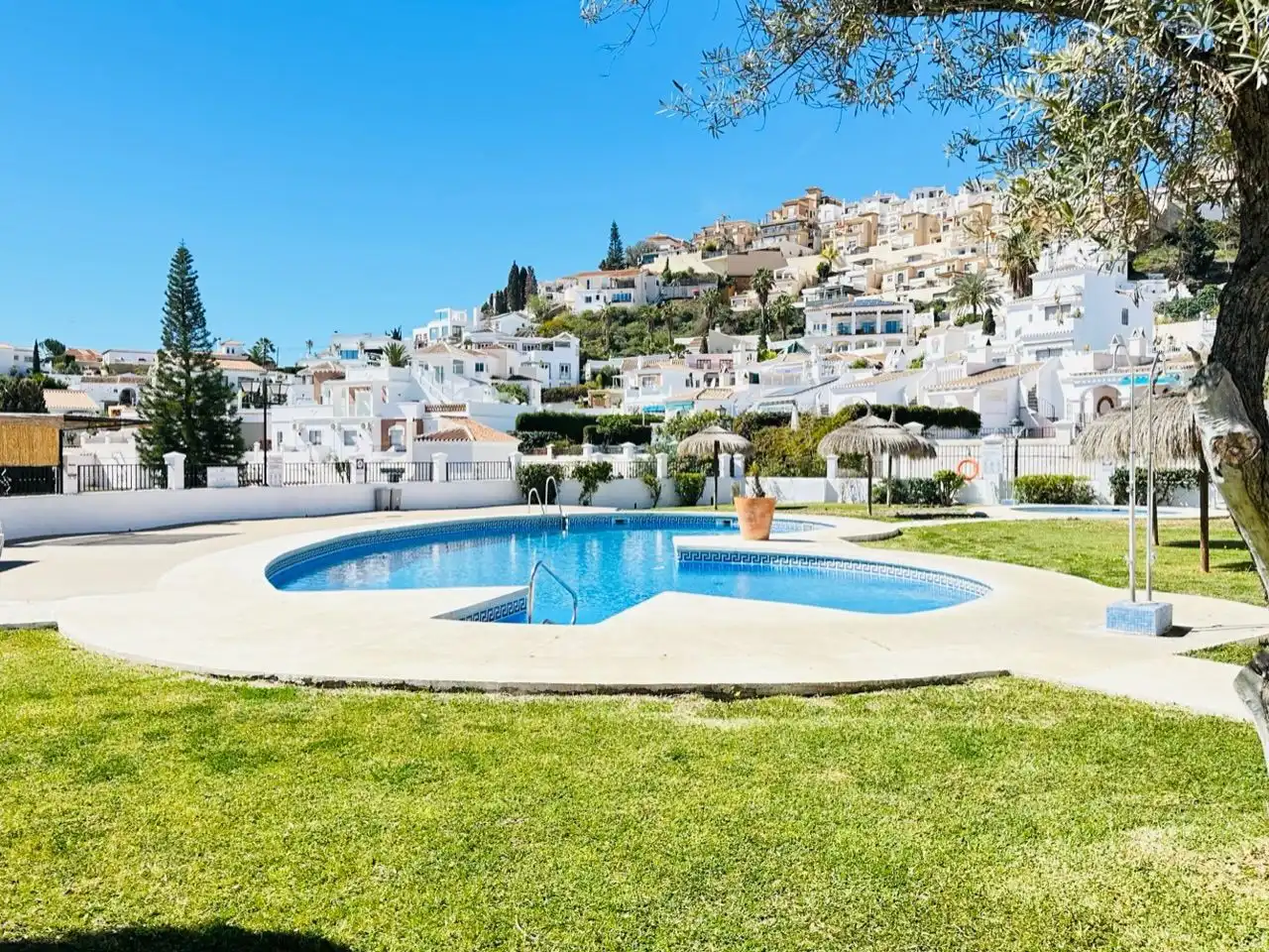 Vista exterior de Dúplex en venta en Nerja con Jardín privado, Trastero y Piscina comunitaria