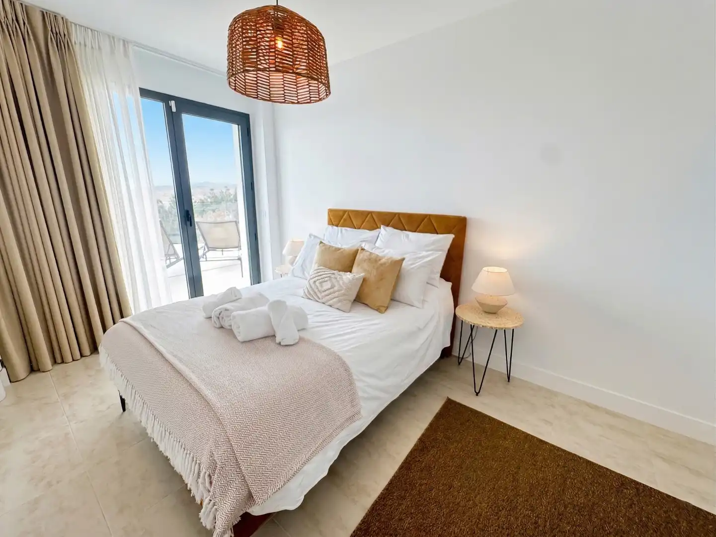 Schlafzimmer von Dachboden zum Verkauf in Manilva mit Klimaanlage, Heizung und Terrasse