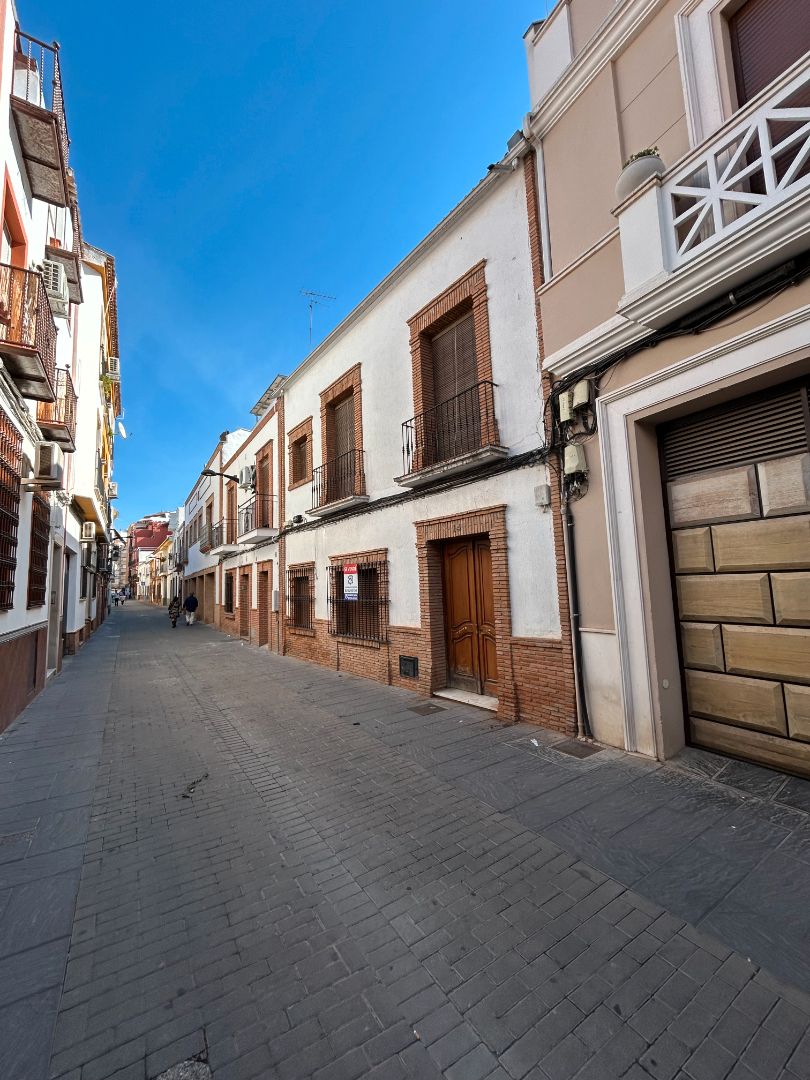 Vista exterior de Casa o xalet en venda en Andújar amb Aire condicionat, Jardí privat i Moblat
