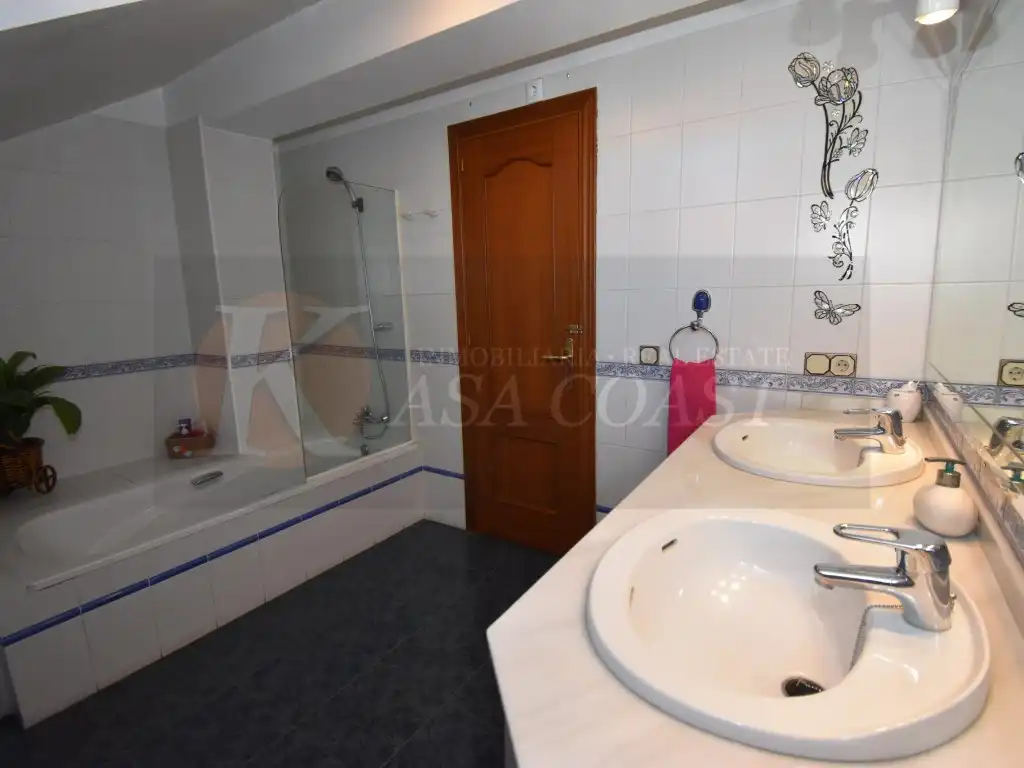 Baño de Ático en venta en Fuengirola con Aire acondicionado, Jardín privado y Terraza