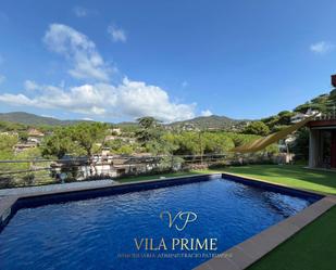 Vista exterior de Casa o xalet en venda en Cabrils amb Aire condicionat, Terrassa i Piscina