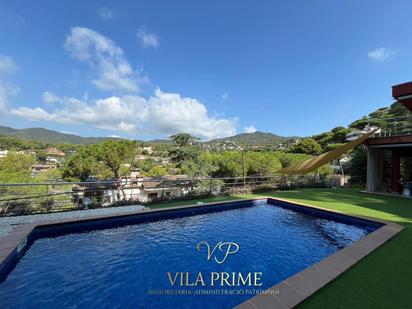 Vista exterior de Casa o xalet en venda en Cabrils amb Aire condicionat, Terrassa i Piscina