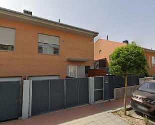 Vista exterior de Casa adosada en venda en Villalbilla amb Calefacció, Jardí privat i Terrassa