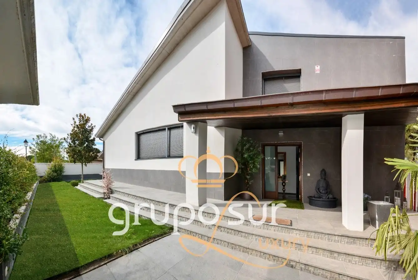 Vista exterior de Casa o xalet en venda en Valladolid amb Aire condicionat, Calefacció i Jardí privat