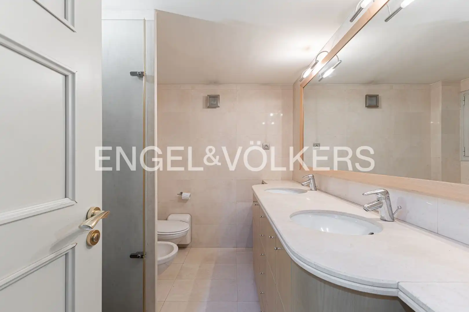 Bathroom of Flat for sale in Barcelona  with Air Conditioner, Heating and Private garden