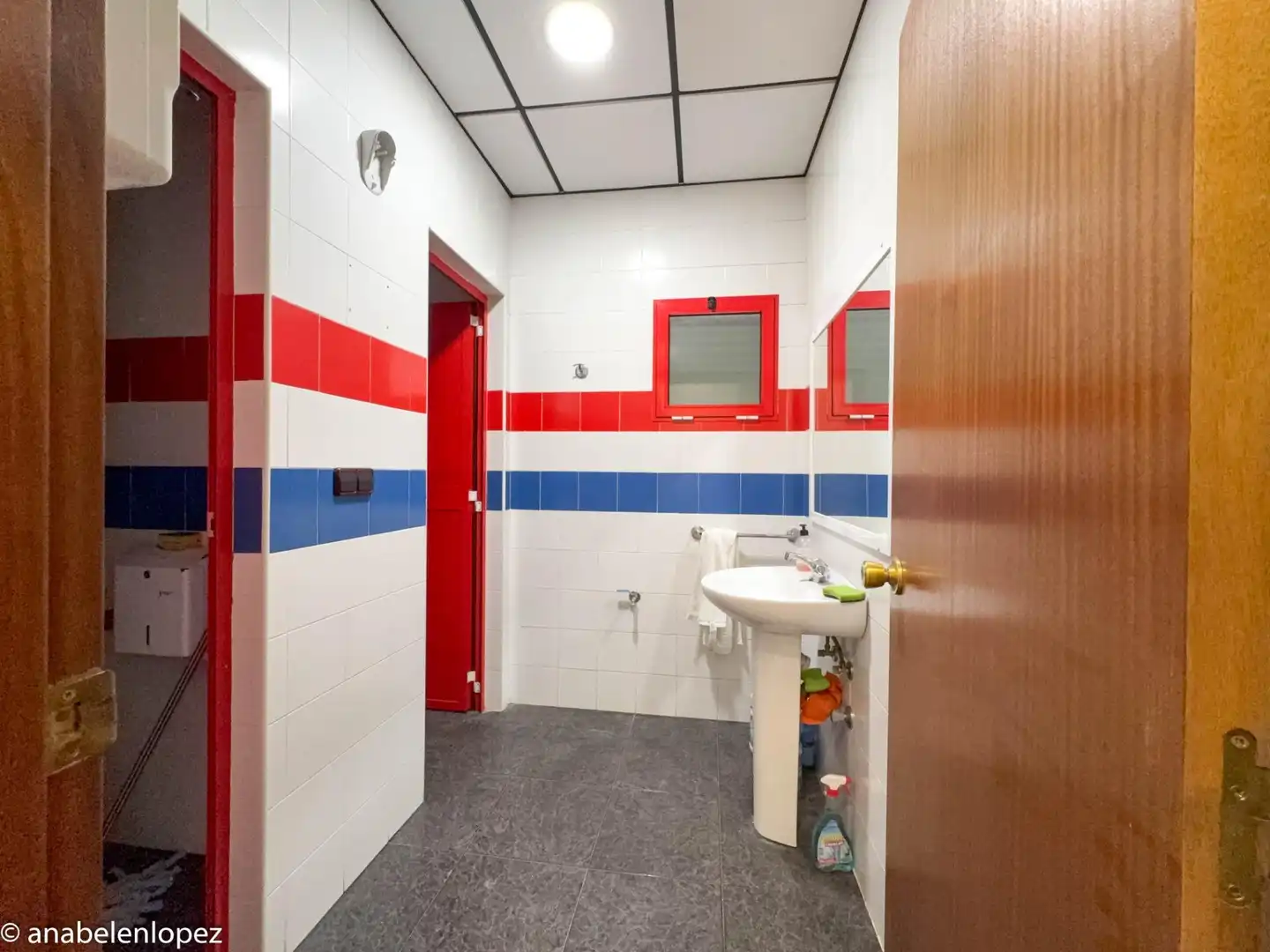 Badezimmer von Büro zur Miete in Badajoz mit Klimaanlage