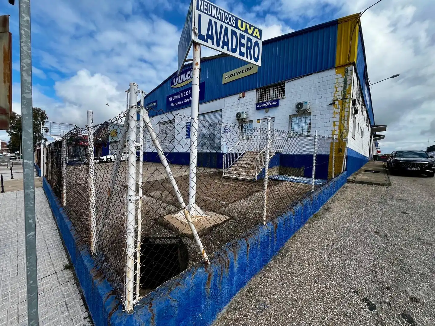 Außenansicht von Fabrikhallen zum Verkauf in Badajoz