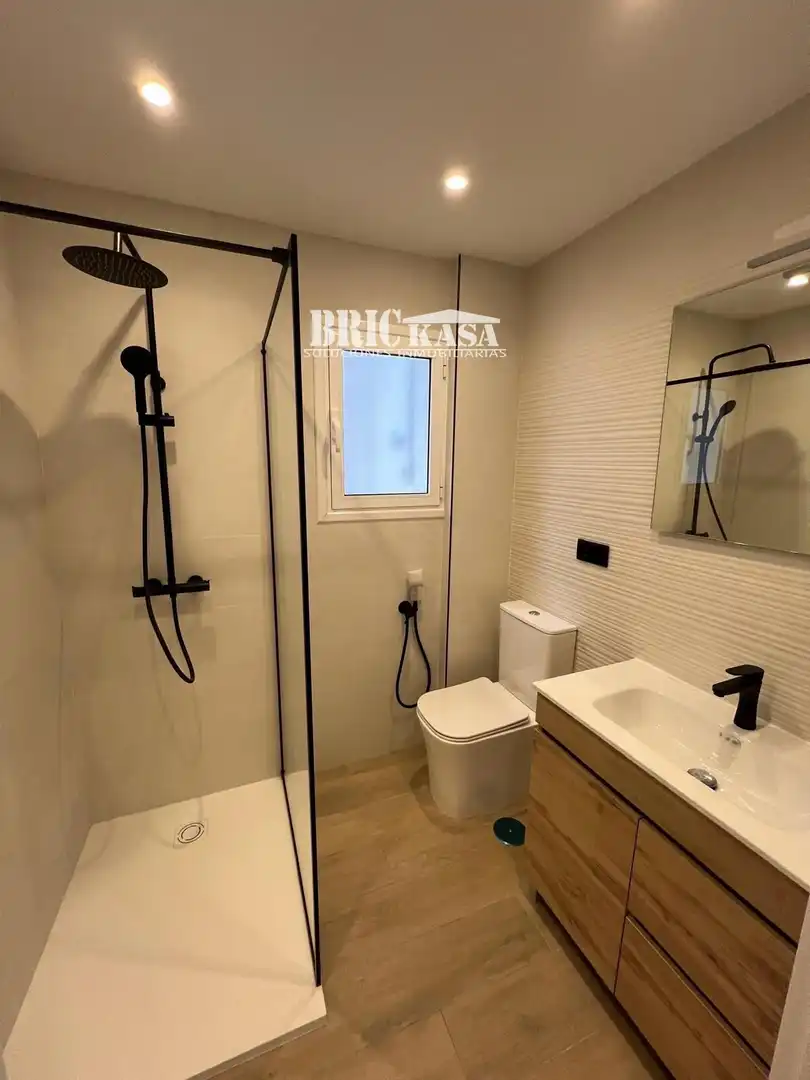 Baño de Piso de alquiler en Cáceres con Aire acondicionado, Terraza y Alarma