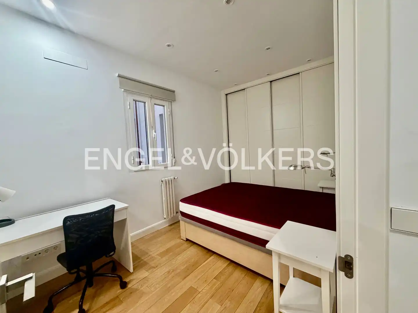 Schlafzimmer von Wohnung zur Miete in Madrid mit Heizung, Möbliert und Balkon
