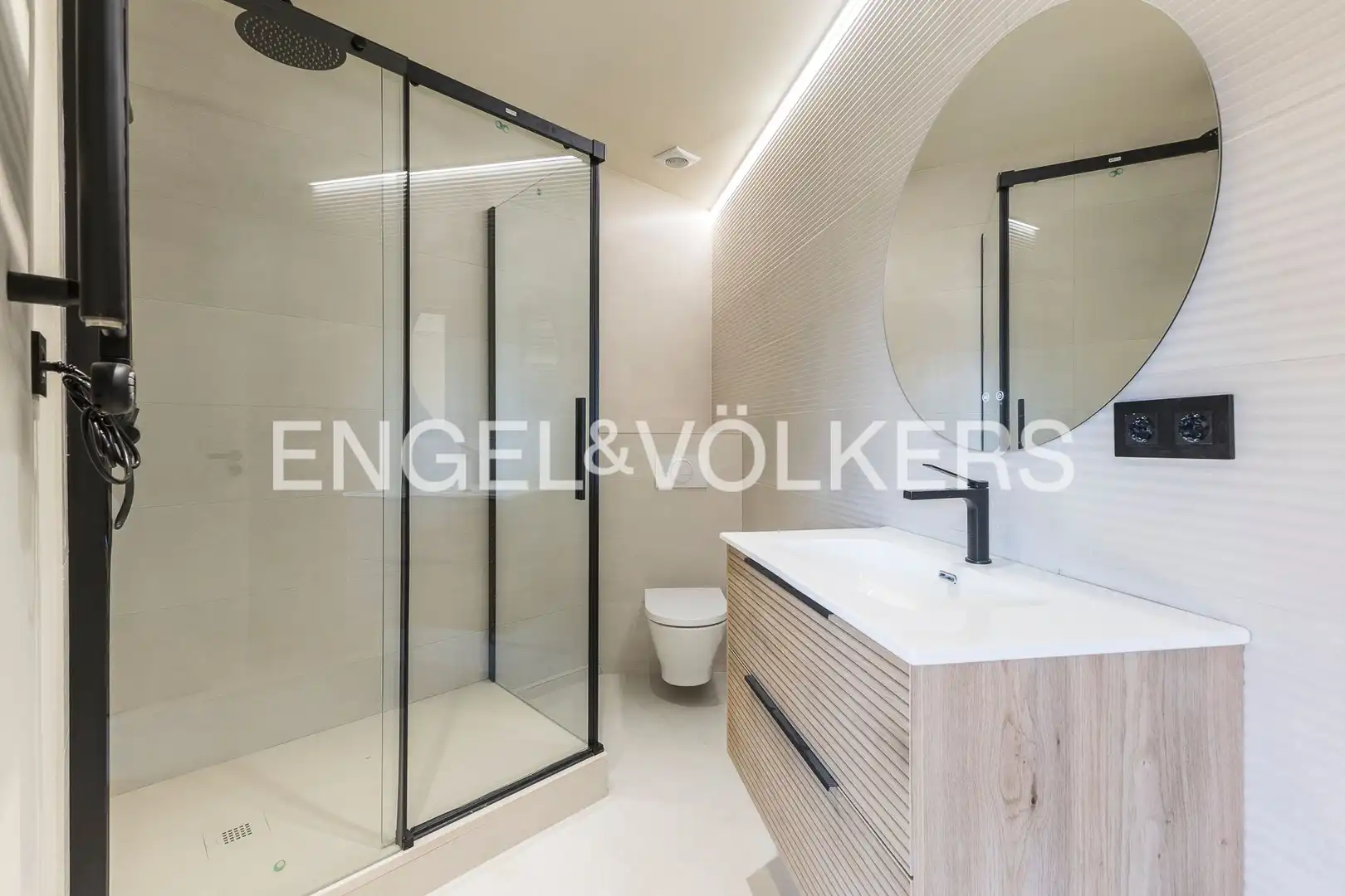 Bathroom of Flat for sale in Barcelona  with Air Conditioner, Heating and Parquet flooring