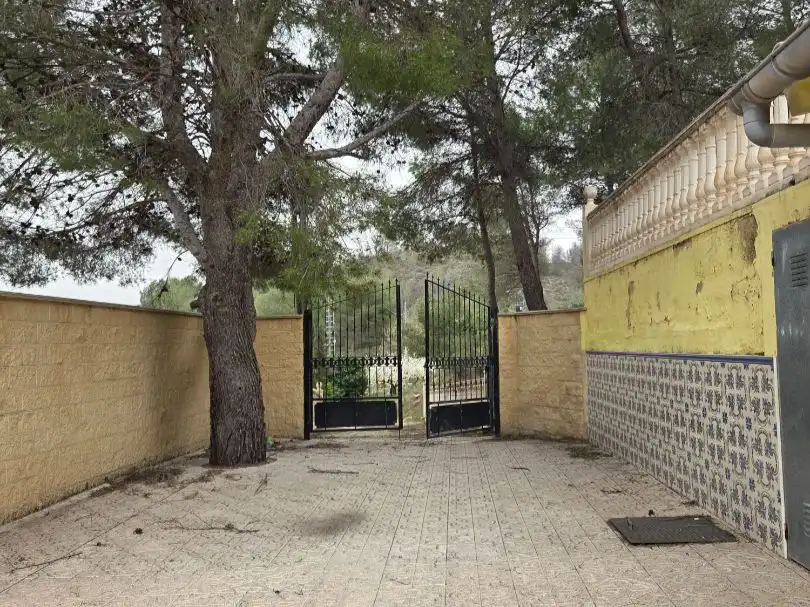 Maison rustique avec piscine à vendre à Avenida Luis de los Reyes 0