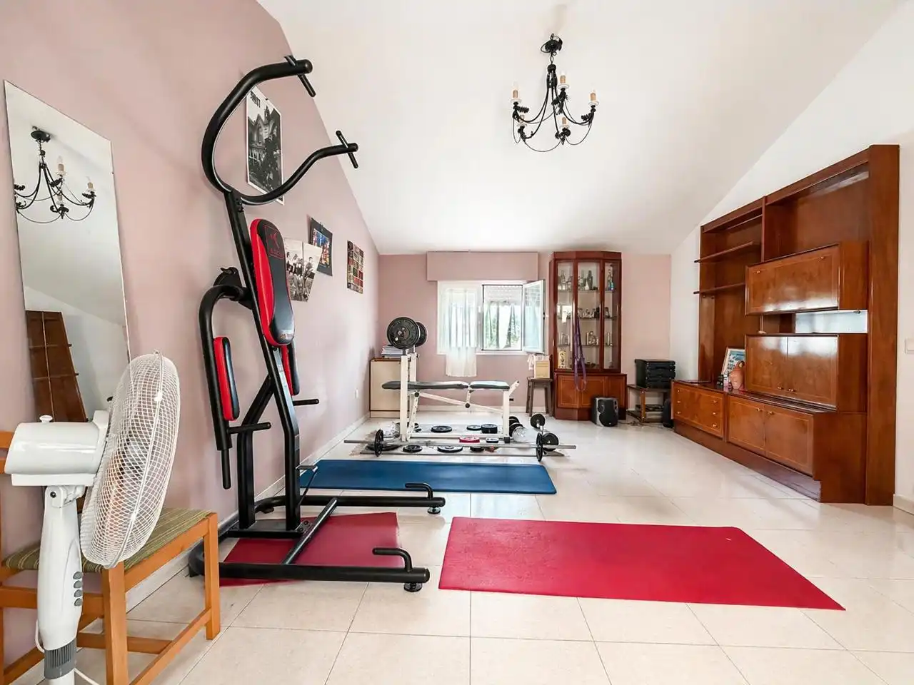 Sala d'estar de Casa adosada en venda en Palazuelos de Eresma amb Calefacció, Jardí privat i Terrassa