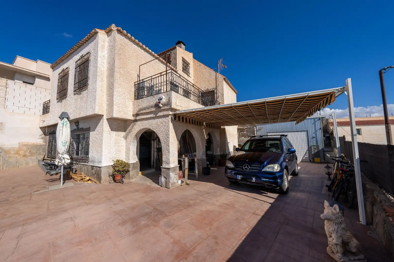 Casa amb piscina en venda a Avenida de Las Alpujarras 6