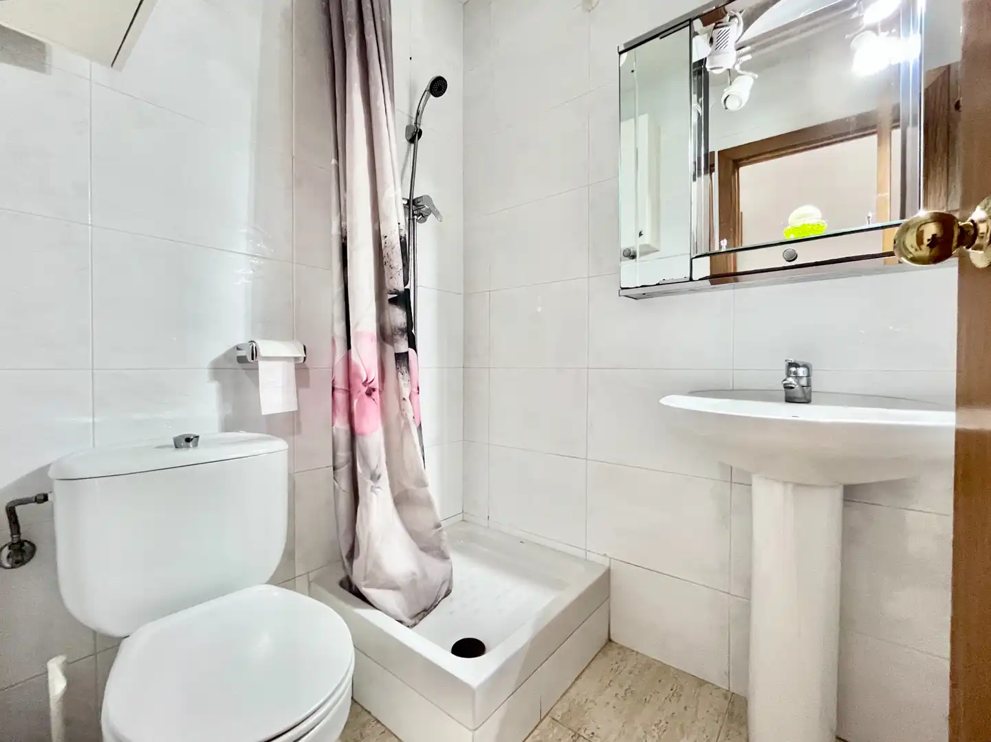 Bathroom of Flat for sale in L'Hospitalet de Llobregat  with Air Conditioner, Heating and Oven