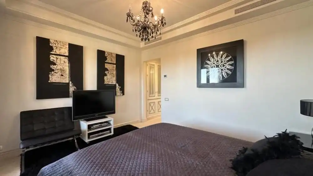 Dormitori de Apartament de lloguer en Estepona amb Aire condicionat, Terrassa i Piscina