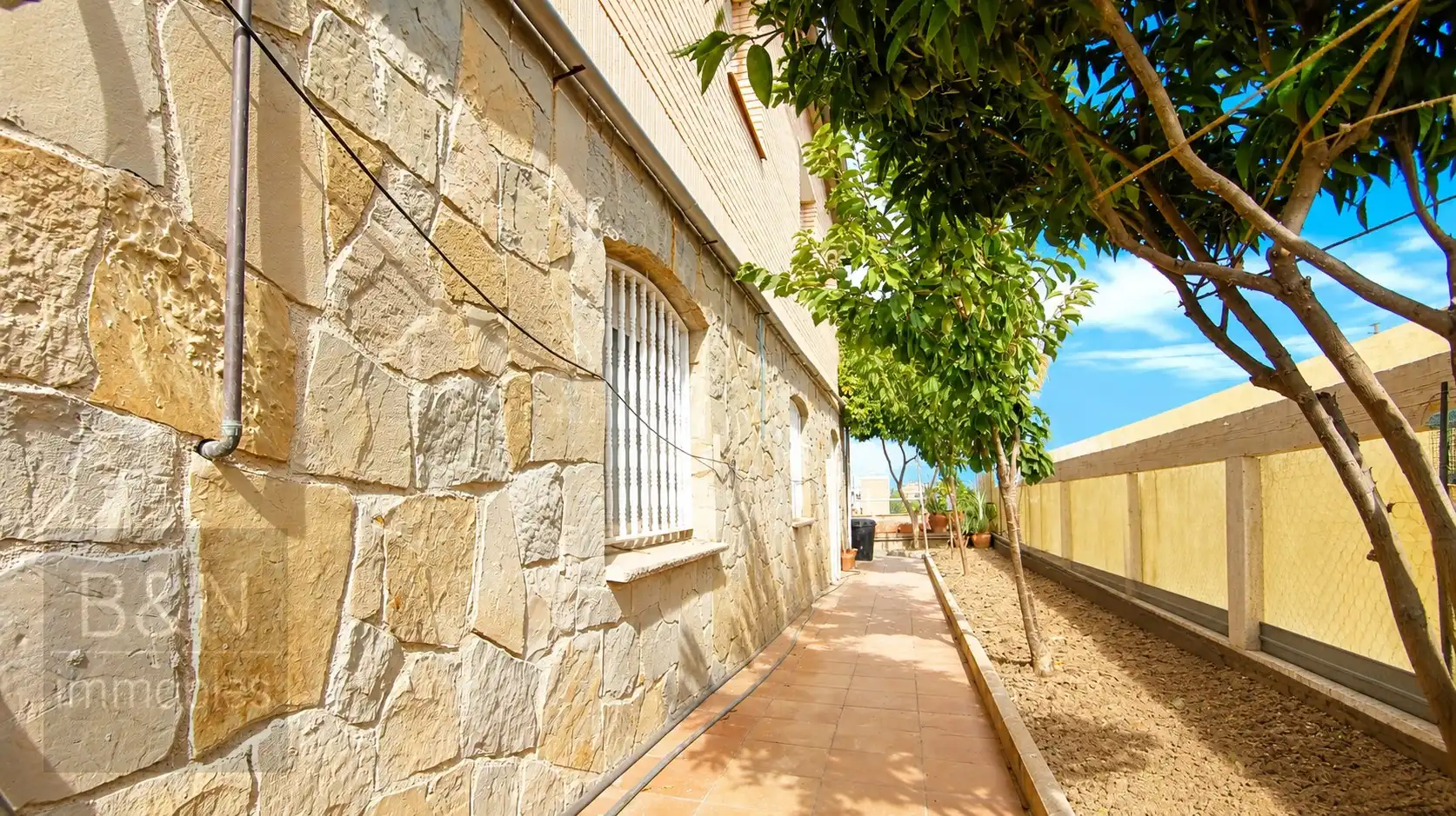 Außenansicht von Haus oder Chalet zum Verkauf in Terrassa mit Heizung und Schwimmbad