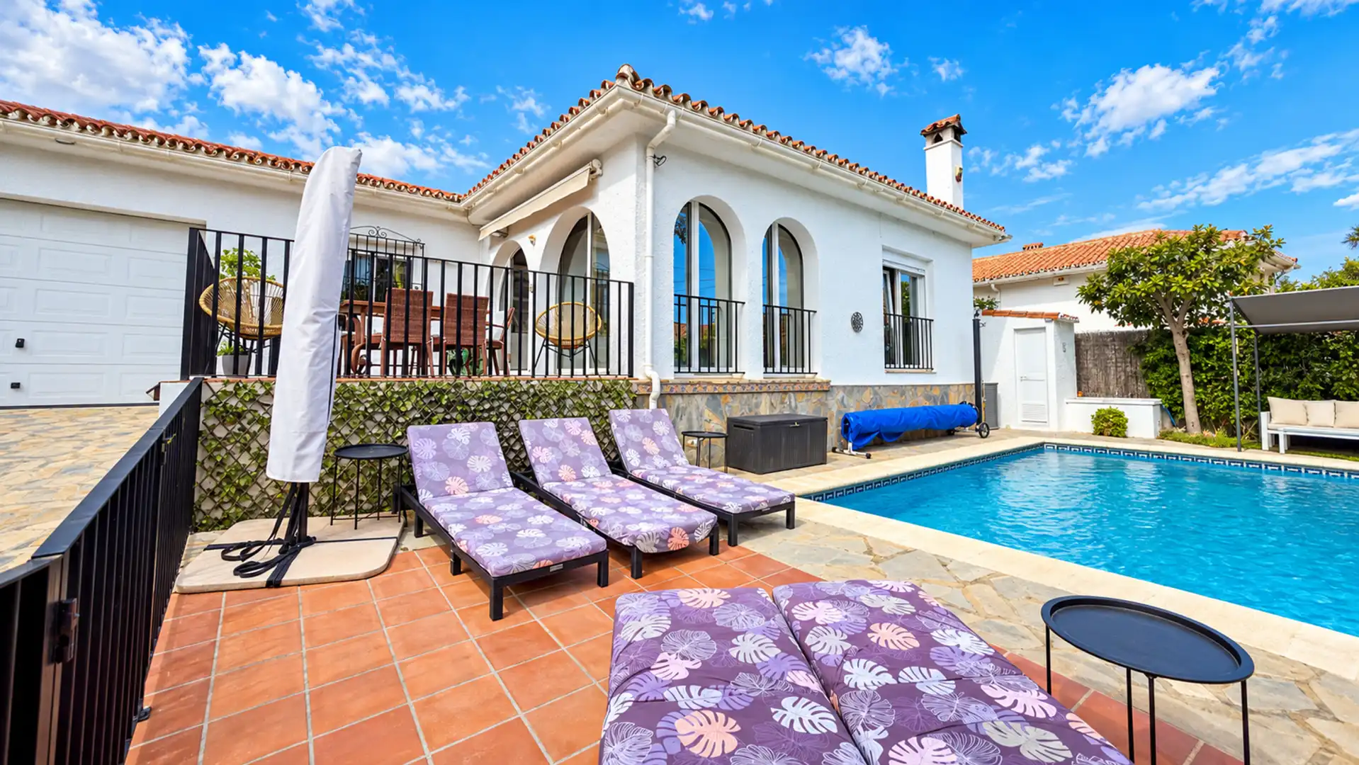 Exterior view of Houses for sale in La Duquesa