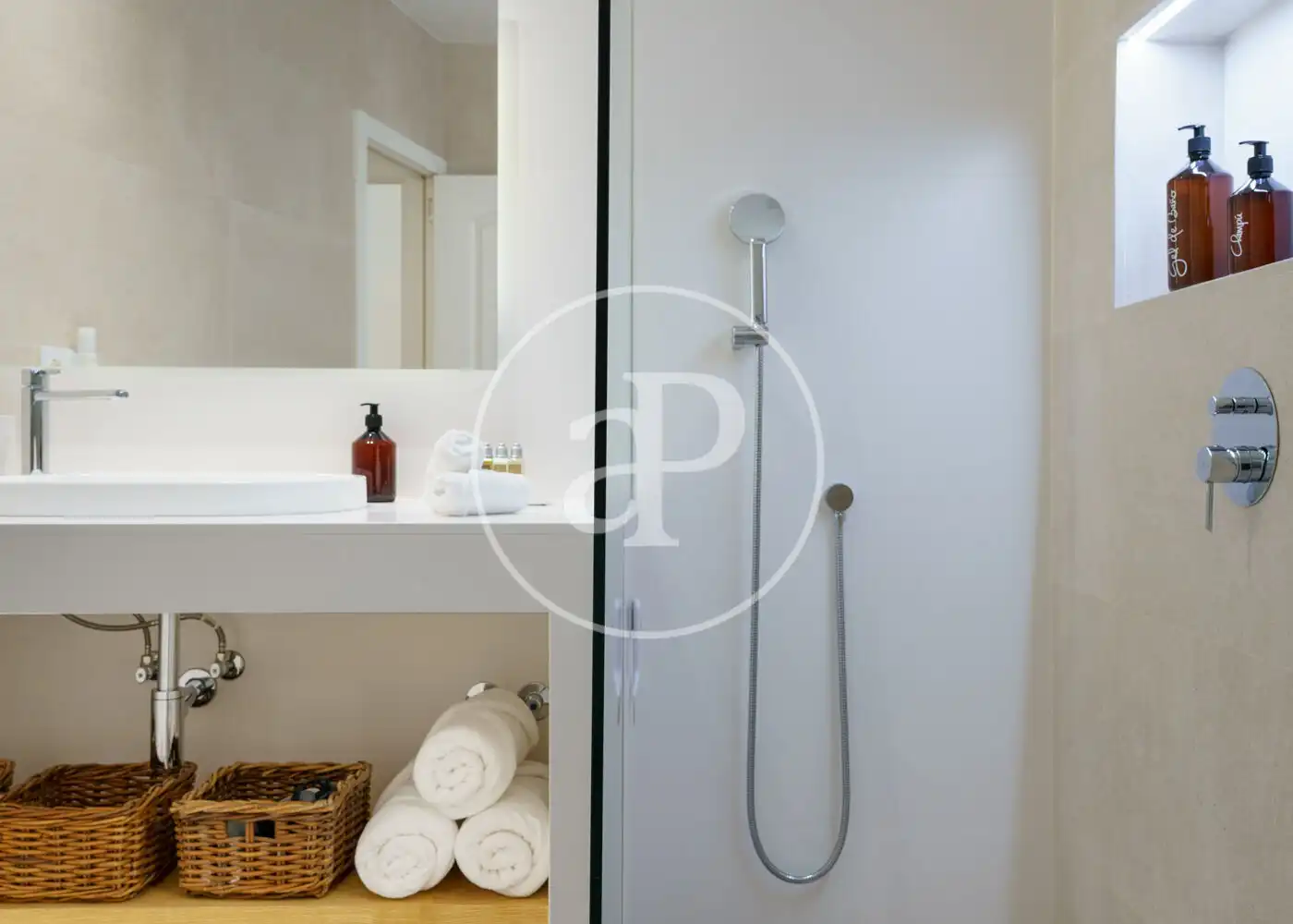 Bathroom of Flat for rent in Madrid  with Air Conditioner, Heating and Furnished