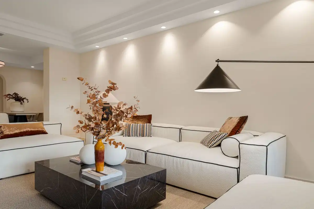 Wohnzimmer von Erdgeschoss zum Verkauf in Marbella mit Klimaanlage, Privatgarten und Terrasse