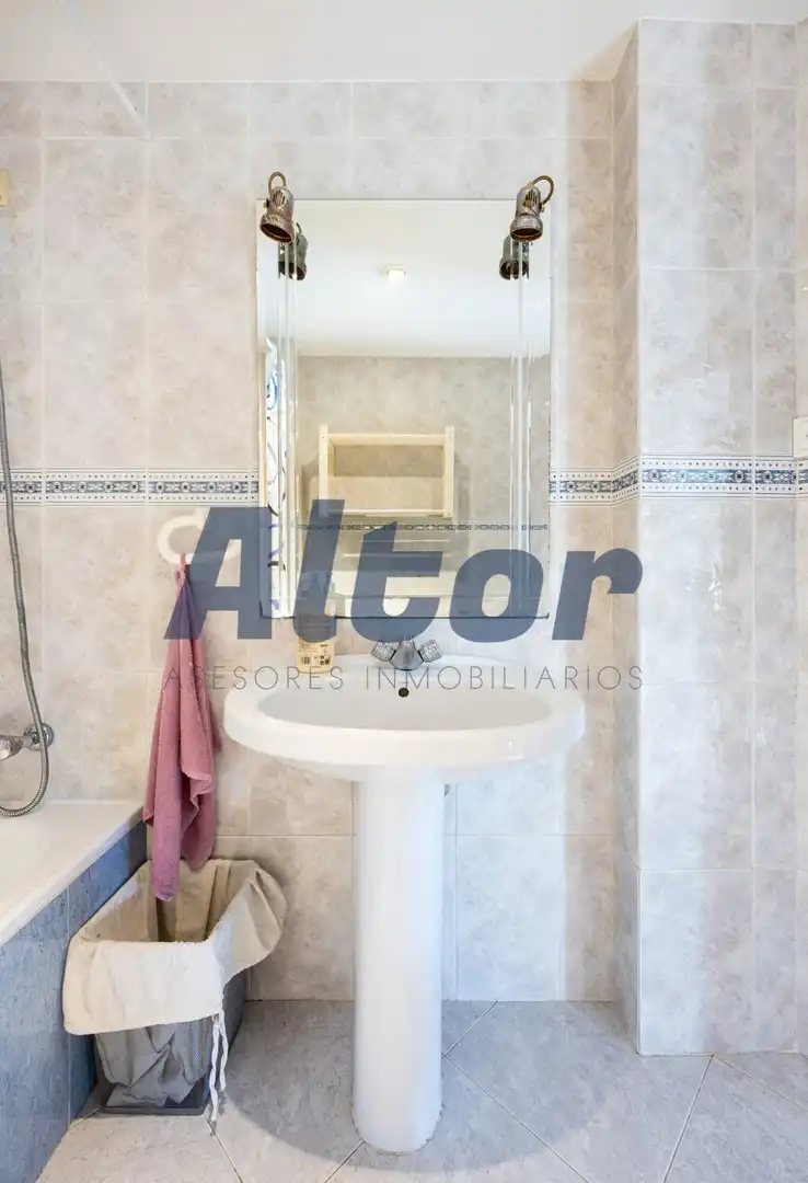 Badezimmer von Dachboden zum Verkauf in Fuenlabrada mit Heizung, Terrasse und Alarm