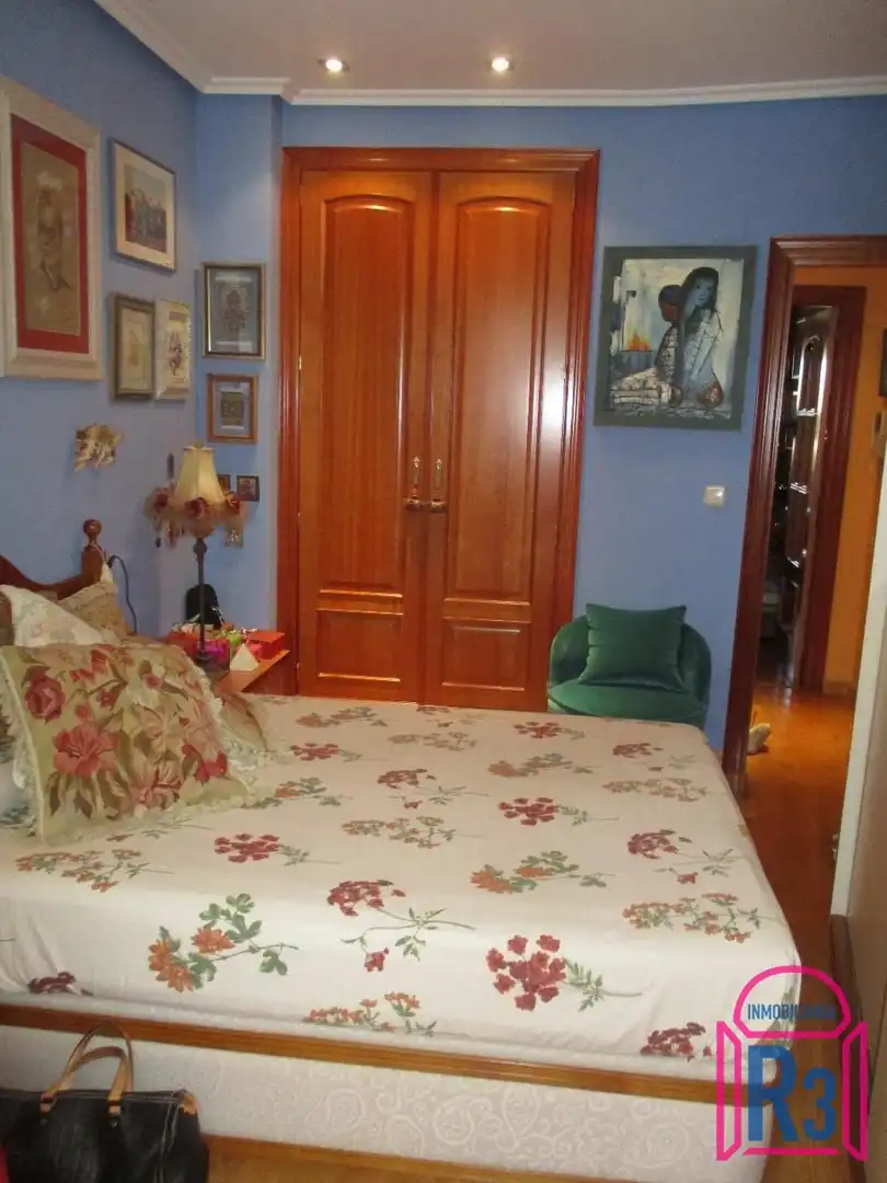 Dormitori de Apartament en venda en León Capital  amb Calefacció, Terrassa i Traster
