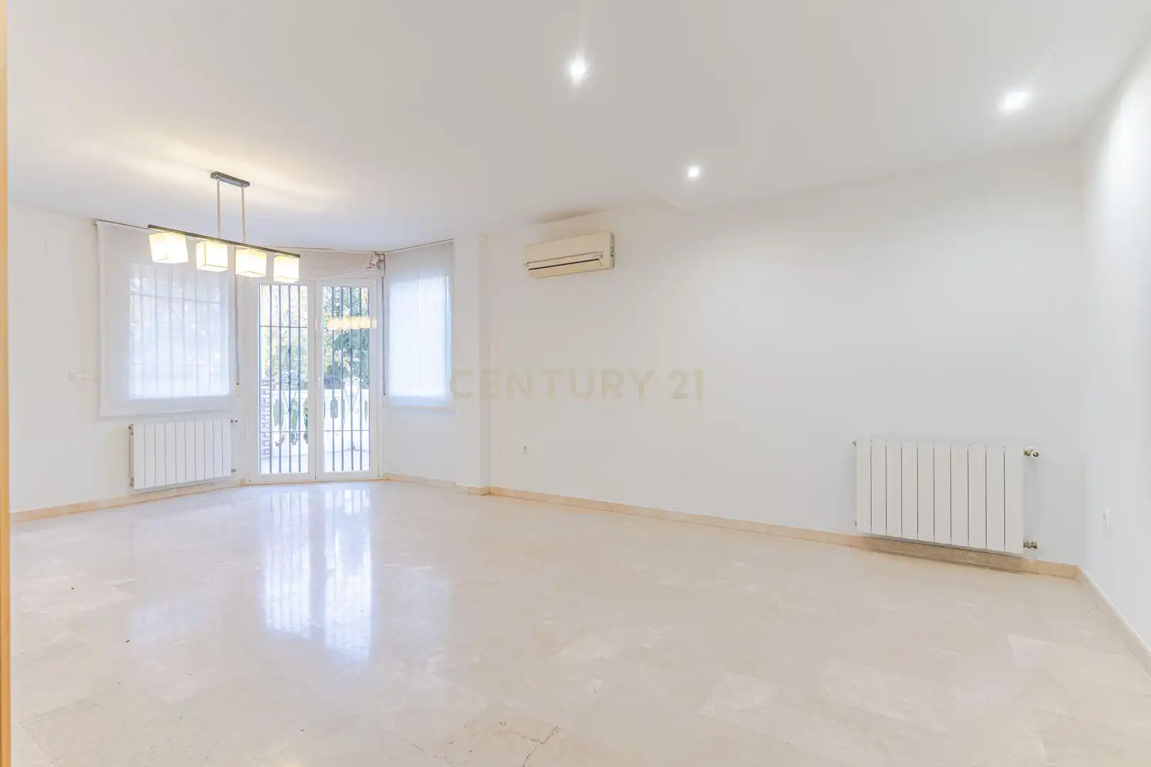 Sala d'estar de Casa adosada en venda en La Zubia amb Aire condicionat, Jardí privat i Traster