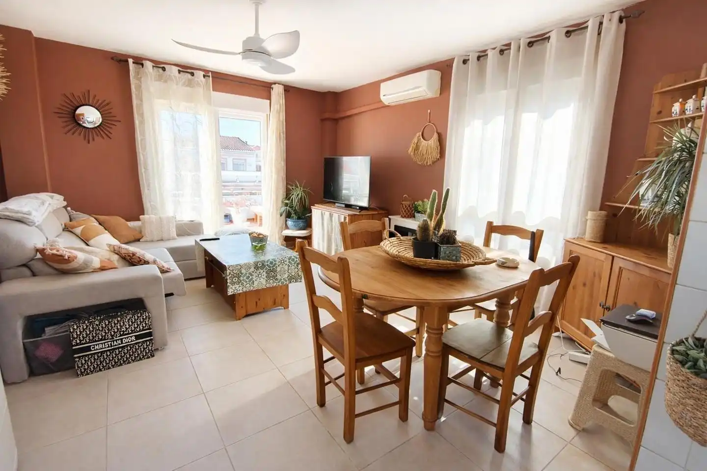 Sala d'estar de Apartament en venda en Oliva amb Aire condicionat, Terrassa i Traster
