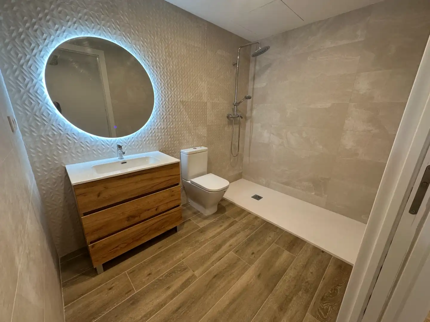 Baño de Planta baja en venta en Vilanova i la Geltrú con Aire acondicionado, Calefacción y Parquet