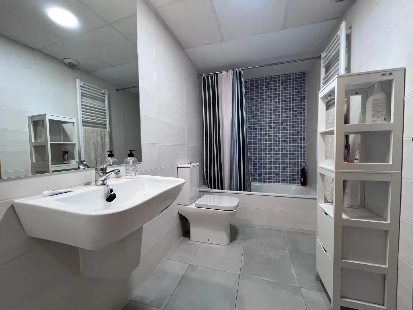 Bathroom of Flat for sale in Cáceres  with Storage room, Swimming Pool and Furnished