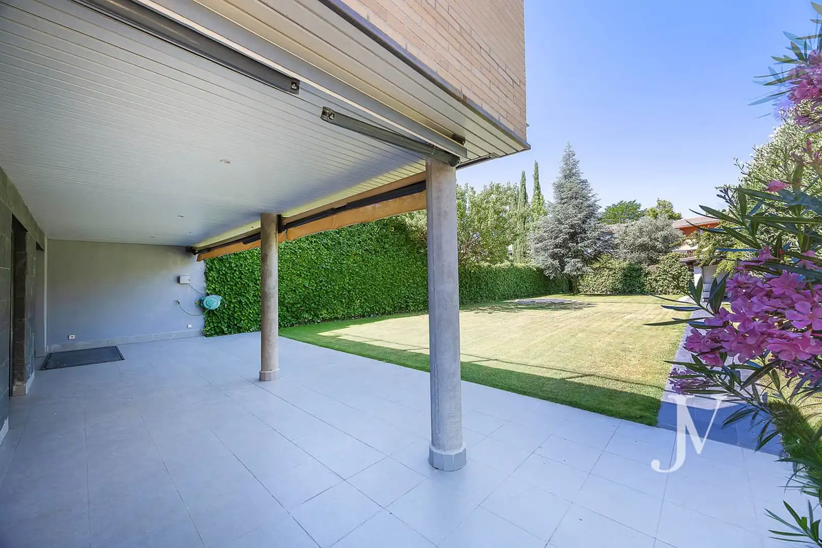 Garten von Einfamilien-Reihenhaus zur Miete in La Moraleja mit Klimaanlage, Heizung und Privatgarten