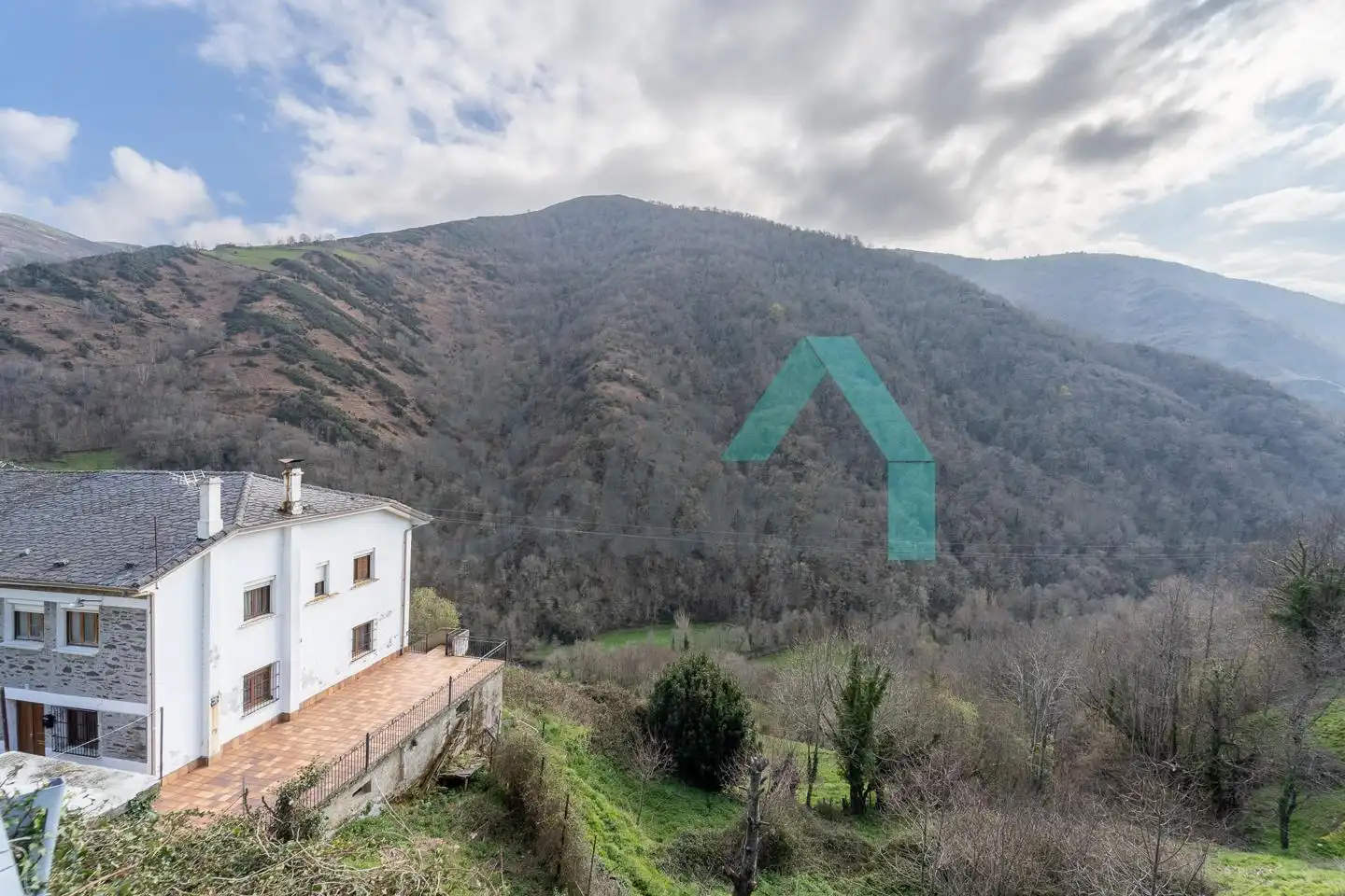 Vista exterior de Casa adosada en venda en Cangas del Narcea amb Calefacció, Jardí privat i Terrassa