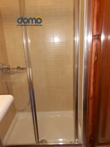 Baño de Piso para compartir en Granada con Calefacción, Amueblado y Horno