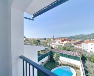 Piscina de Casa adosada en venda en Castellar del Vallès amb Aire condicionat, Terrassa i Piscina