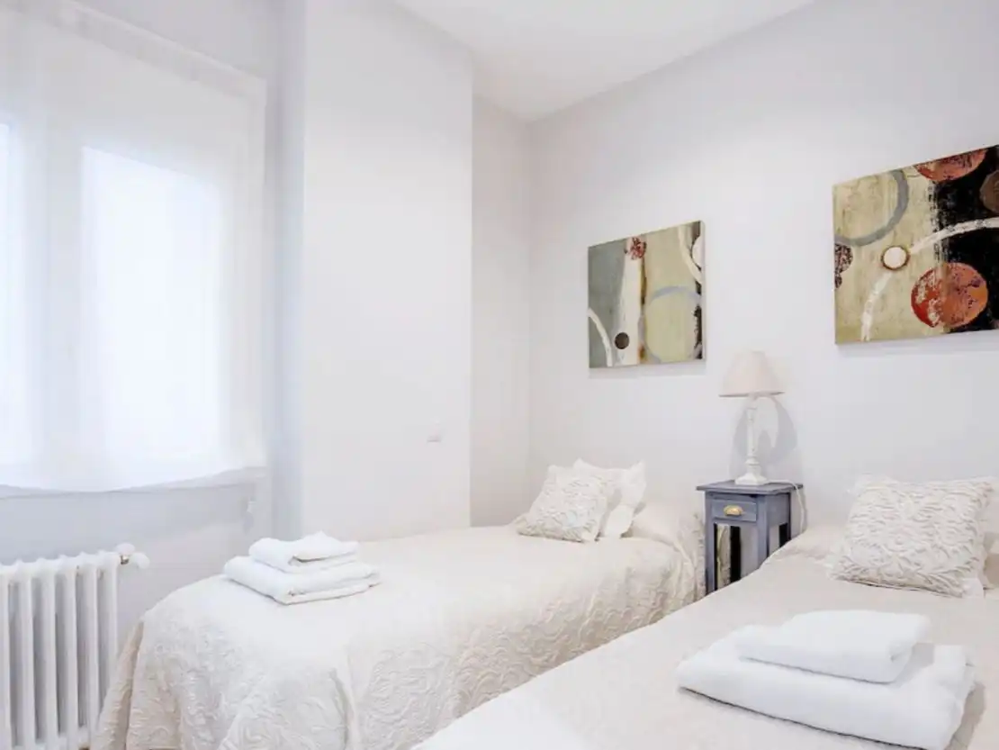 Schlafzimmer von Wohnungen zur Miete in Marbella mit Klimaanlage, Parkett und Möbliert