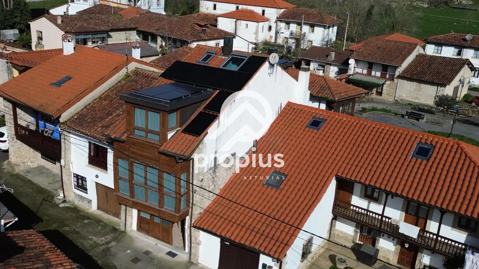 Außenansicht von Einfamilien-Reihenhaus zum Verkauf in Llanes mit Heizung und Möbliert