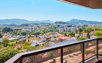 Vista exterior de Pis en venda en Vigo  amb Parquet, Terrassa i Piscina comunitària